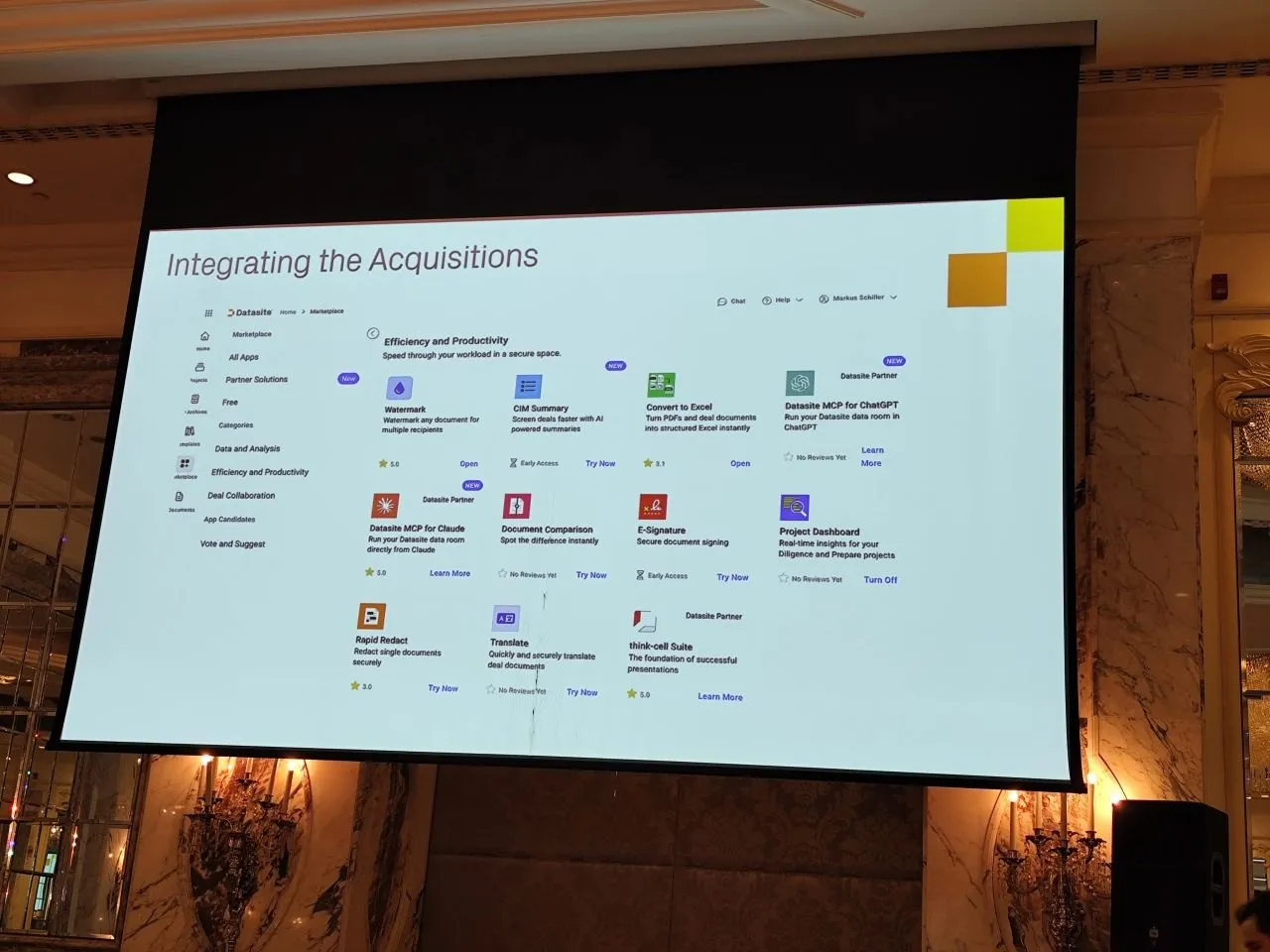 Datasite sunumundan, platformdaki uygulama pazar yerini gösteren 'Integrating the Acquisitions' slaytı