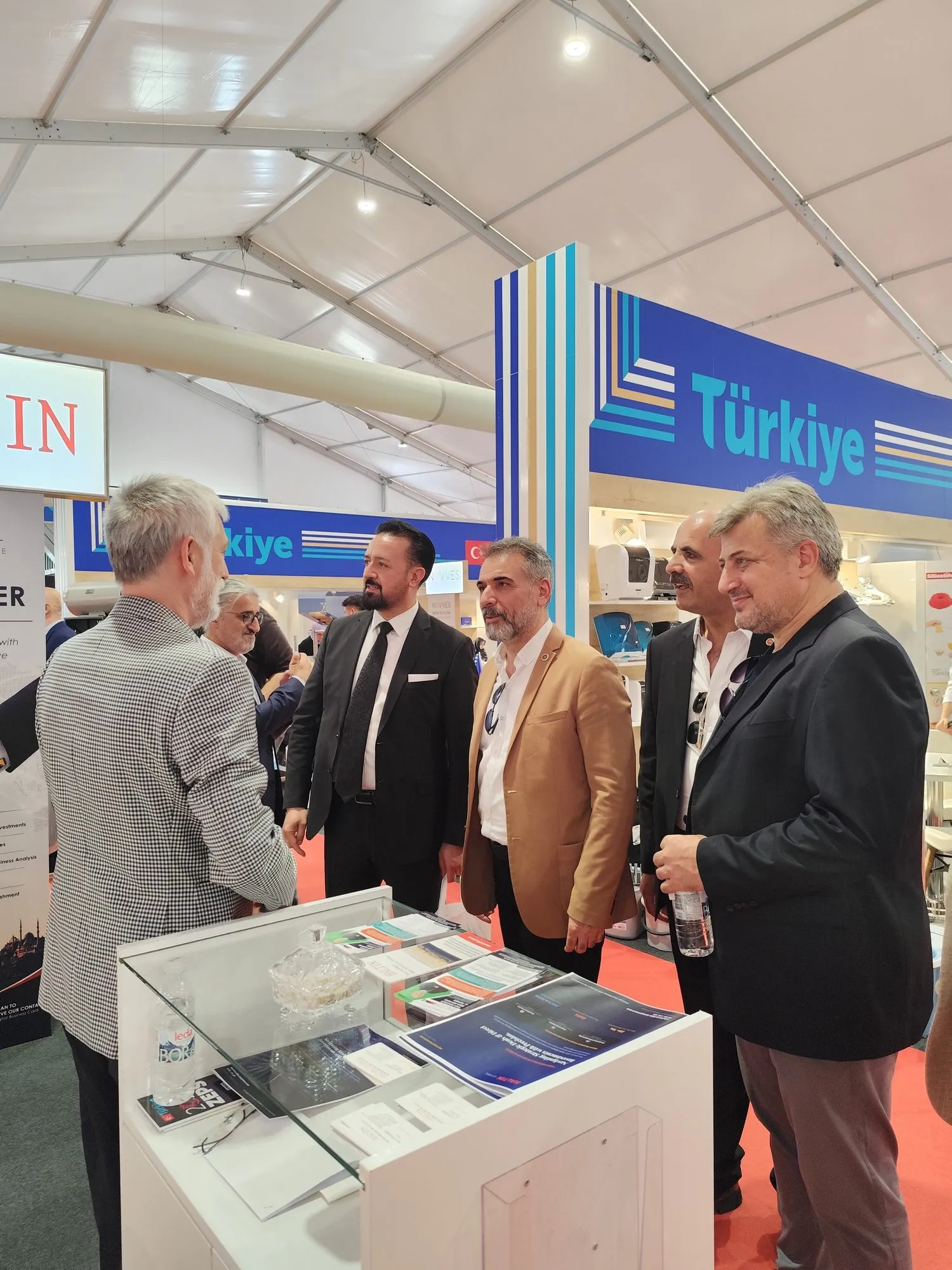 Haltin standının bankosunda sohbet eden ziyaretçiler