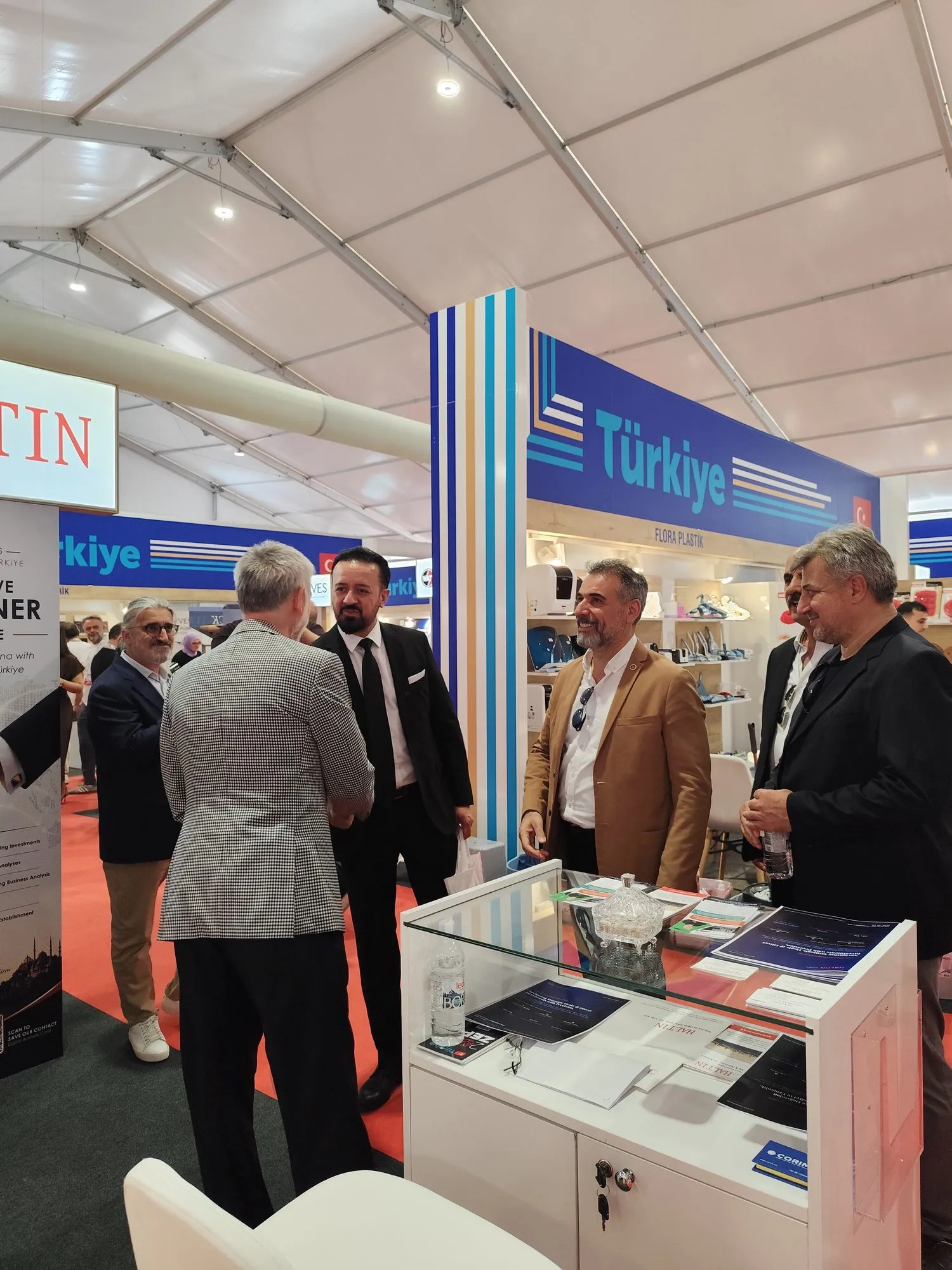Haltin standında bankonun önünde süren görüşmeden farklı bir açı