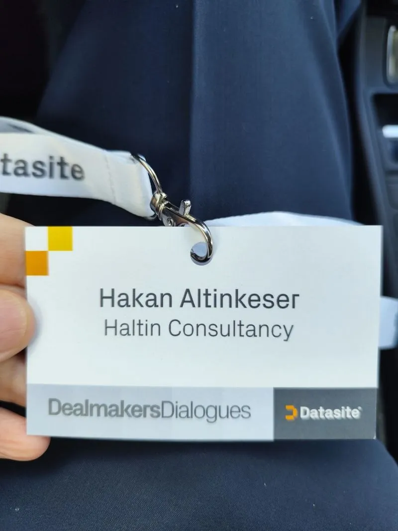 'Hakan Altinkeser, Haltin Consultancy' yazılı Datasite Dealmakers Dialogues yaka kartı