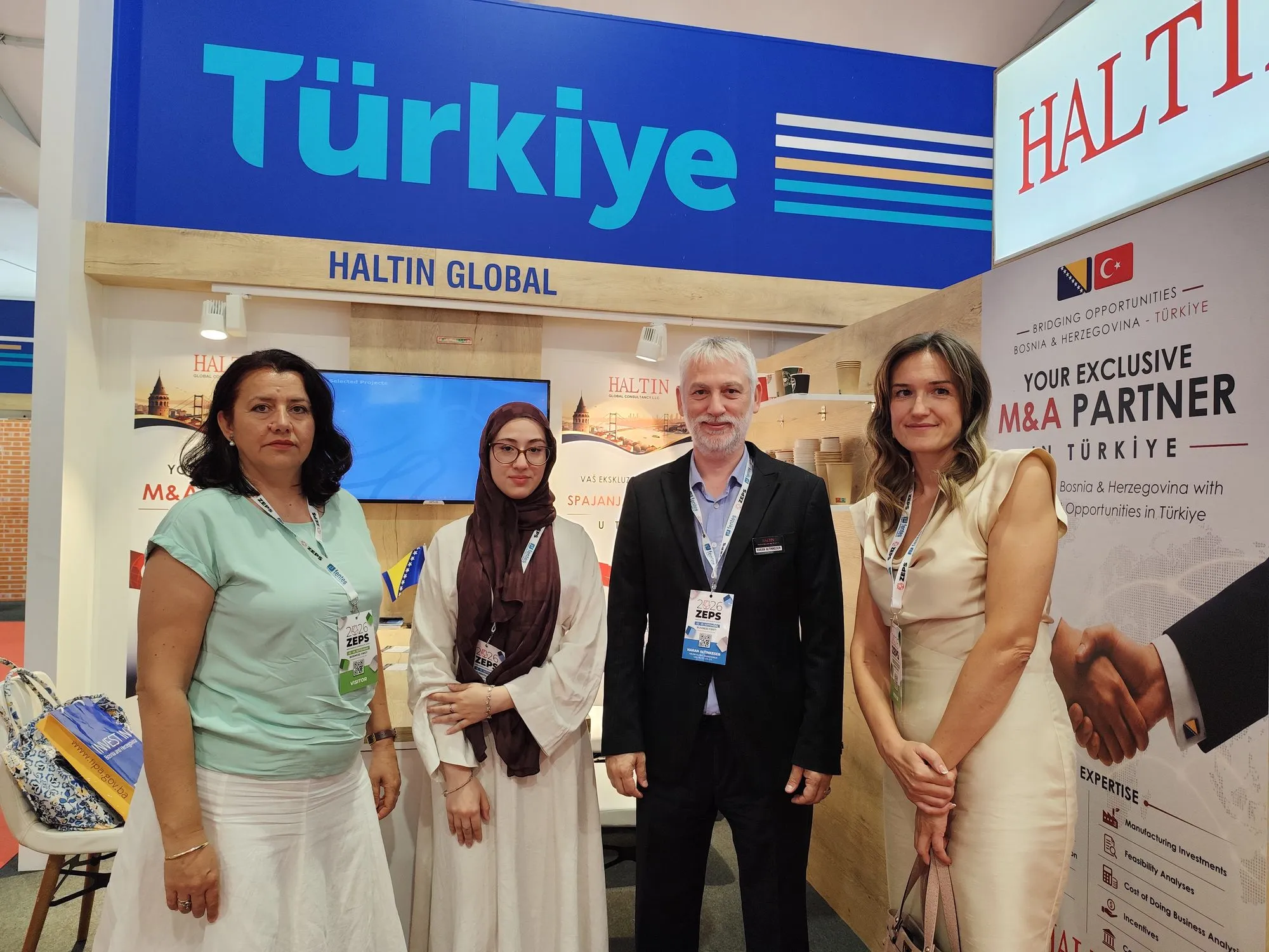 Haltin ekibinden dört kişi, ZEPS 2026 Fuarı'nda 'Türkiye' pankartı altındaki HALTIN GLOBAL standının önünde